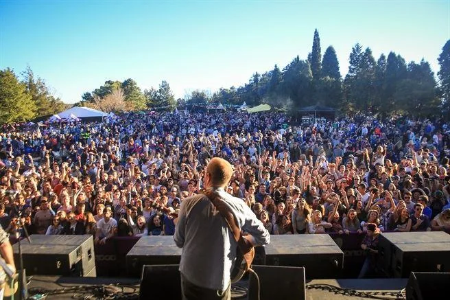 A connected live-event environment with a large audience